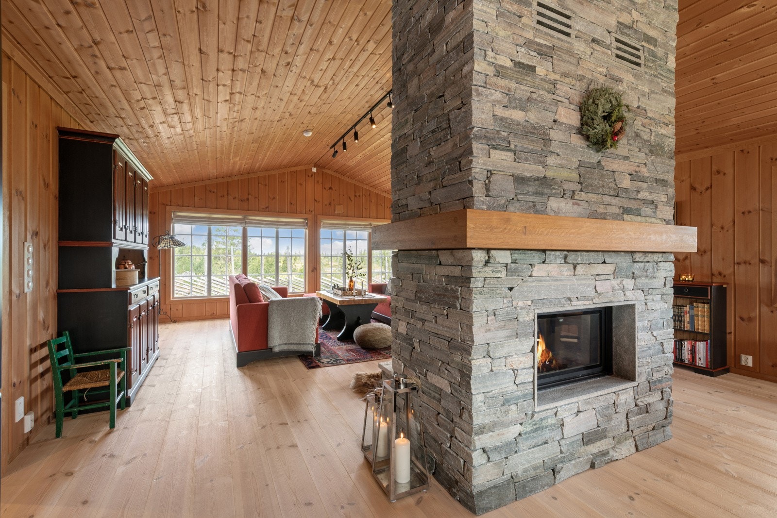 Stuen er romslig - her får du enkelt plass til venner og familie. Galleribilde