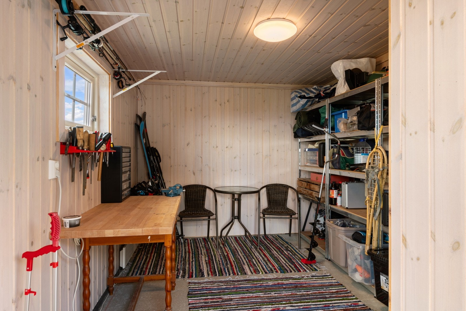 Den andre delen av boden er isolert, har panelte vegger og oppvarmes med panelovn - perfekt som et lunt oppbevaringsrom eller hobbyrom. Galleribilde