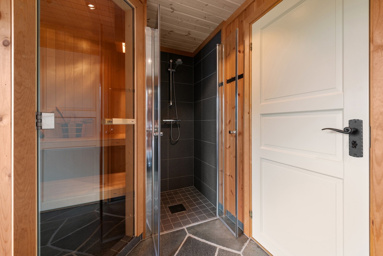 Badstue og dusj. Galleribilde