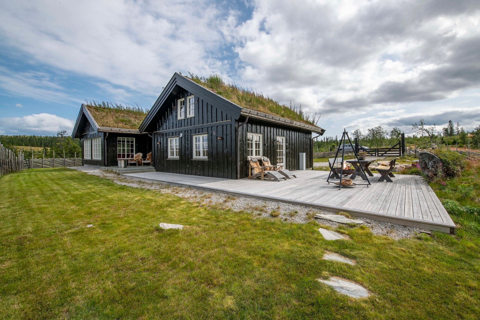 Hytten er bygget med høy standard av lokale håndverkere og kombinerer klassisk håndverk med moderne løsninger. Galleribilde