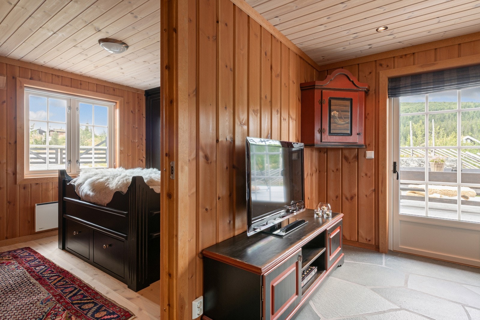 Ved TV-stuen ligger hovedsoverommet. Galleribilde