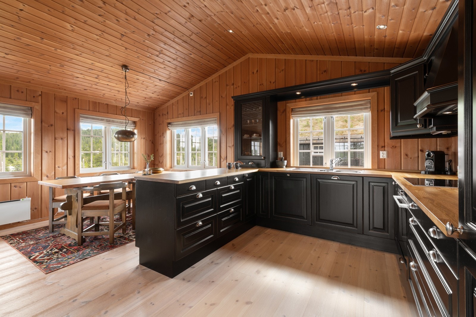 Kjøkkenet, levert av Uvdal Snekkerverksted AS, har profilerte fronter, heltre benkeplate og integrerte hvitevarer fra Siemens Galleribilde