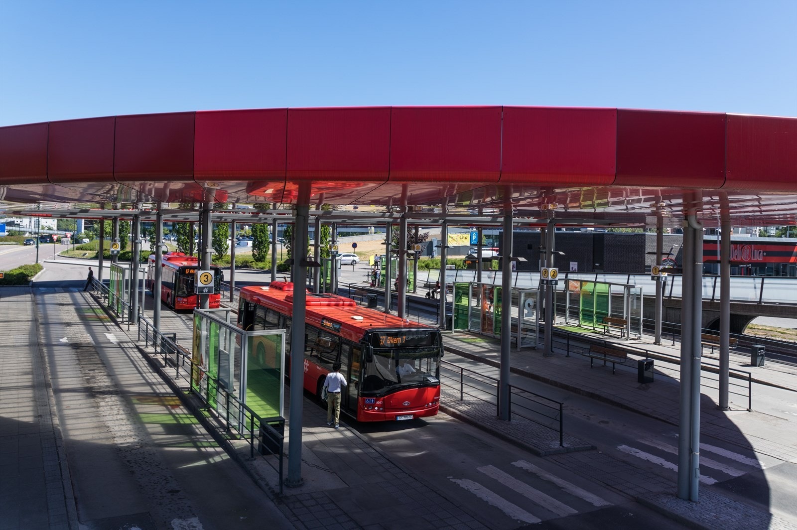Området gir mulighet for offentlig kommunikasjon via buss hvorav nærmeste holdeplass er Triaden som ligger et par minutter gange fra eiendommen. Kollektivtrafikken er godt utbygd og du er i Oslo sentrum på 20-30 minutter. Galleribilde
