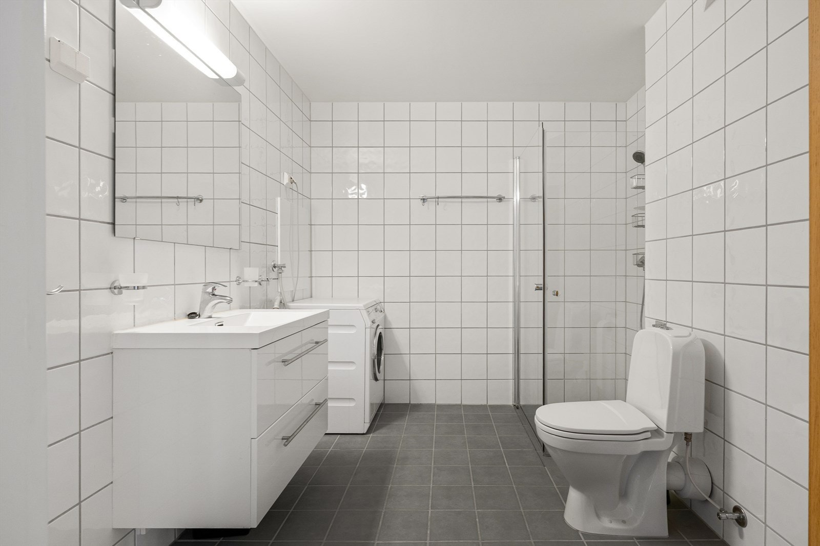 Badet er fra byggeåret (2008) og er helfliset på både gulv og vegger. Det har gulvvarme som gir god komfort, og rommet ventileres via mekanisk avtrekk. Galleribilde
