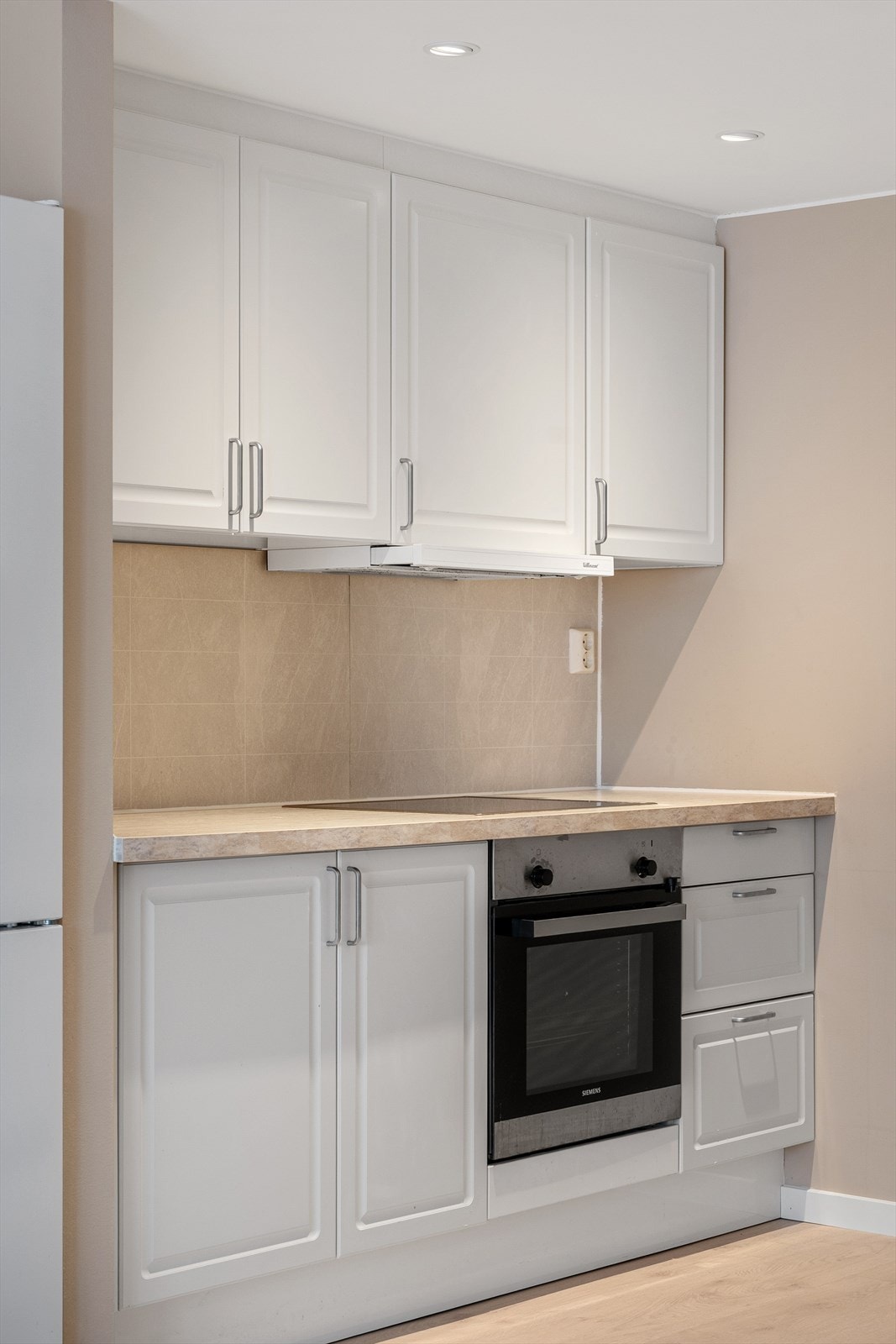 Innredningen består av profilerte fronter i klassisk utførelse, laminat benkeplate og flislagt felt over benk. Galleribilde