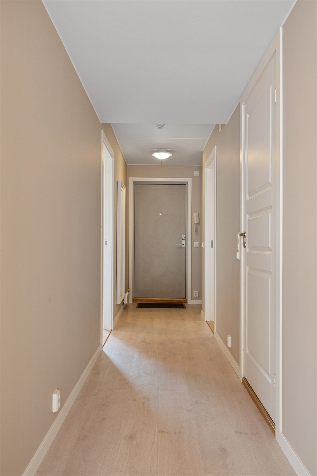 Boligens to andre soverom befinner seg ved entréen. Galleribilde