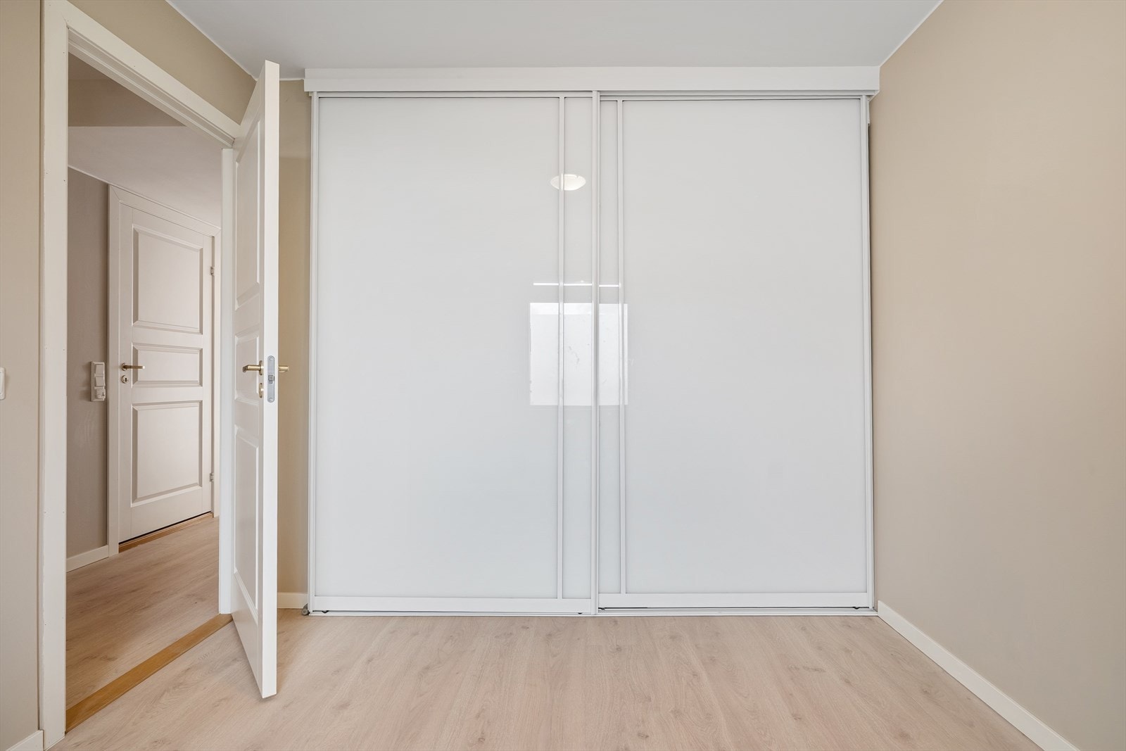 Soverom 2 er av god størrelse og er innredet med stor skyvedørsgarderobe som sikrer godt med lagringsplass. Galleribilde