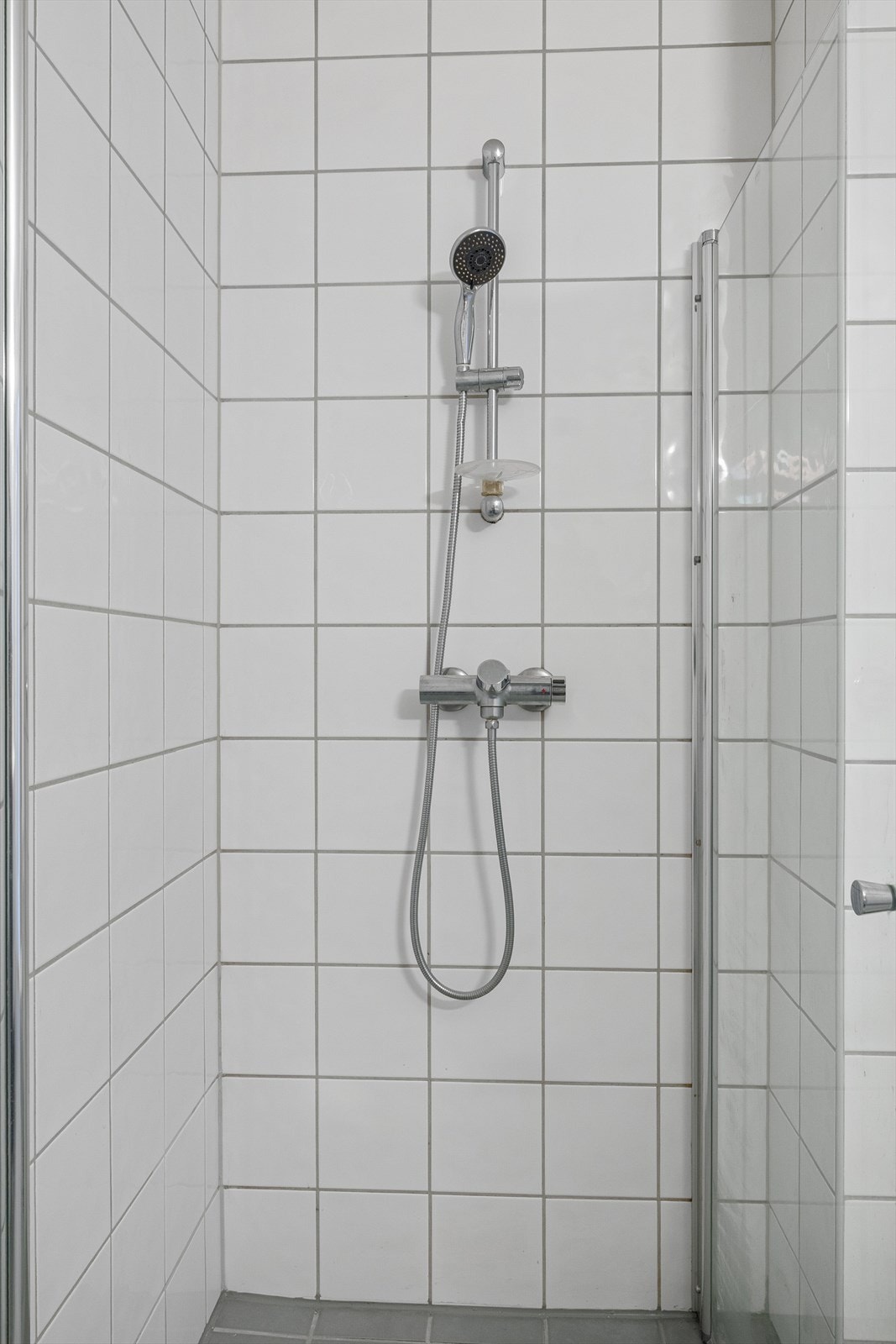 Innredningen består av servant med underskap (byttet i 2023), speil med belysning, wc og dusjhjørne med glassdører. Det er i tillegg opplegg for vaskemaskin og tørketrommel. Galleribilde