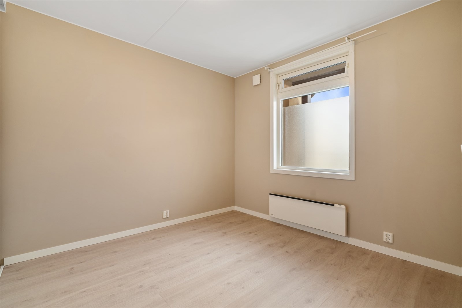 Dette soverommet ble nylig etablert med lettvegger som har blitt satt opp. Tidligere har det vært en spisestue her og det har blitt omgjort til et soverom. Det er foretatt en bruksendring og dette fraviker fra originale byggetegninger. Galleribilde