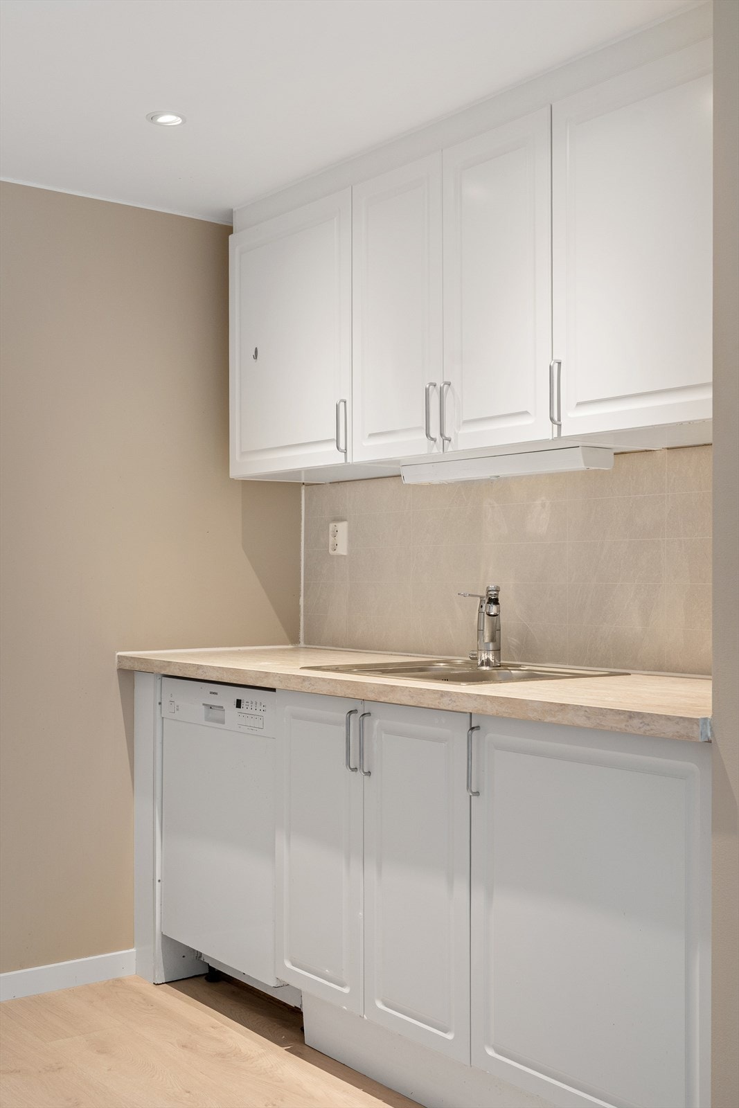 Integrert stekeovn og platetopp følger med, og det er opplegg for oppvaskmaskin. Galleribilde