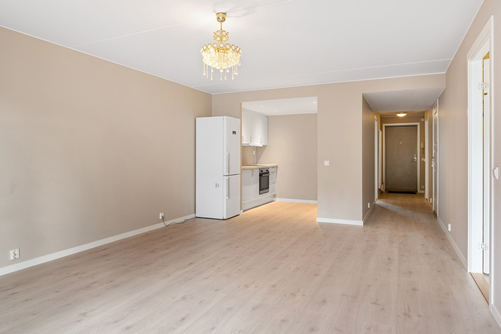 Oppholdsrommet har nylagt laminatgulv i lys eik (2024), nymalte vegger i en varm, nøytral tone og hvitmalt himling - en tidløs kombinasjon som gir et lyst og moderne preg. Galleribilde