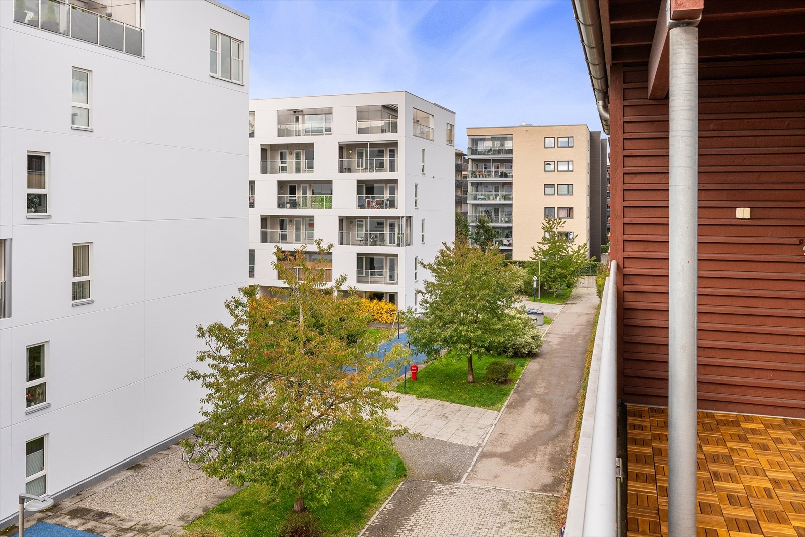 Balkongen fungerer som en forlengelse av stuen og gir et privat uteområde med utsyn mot grøntområder. Galleribilde