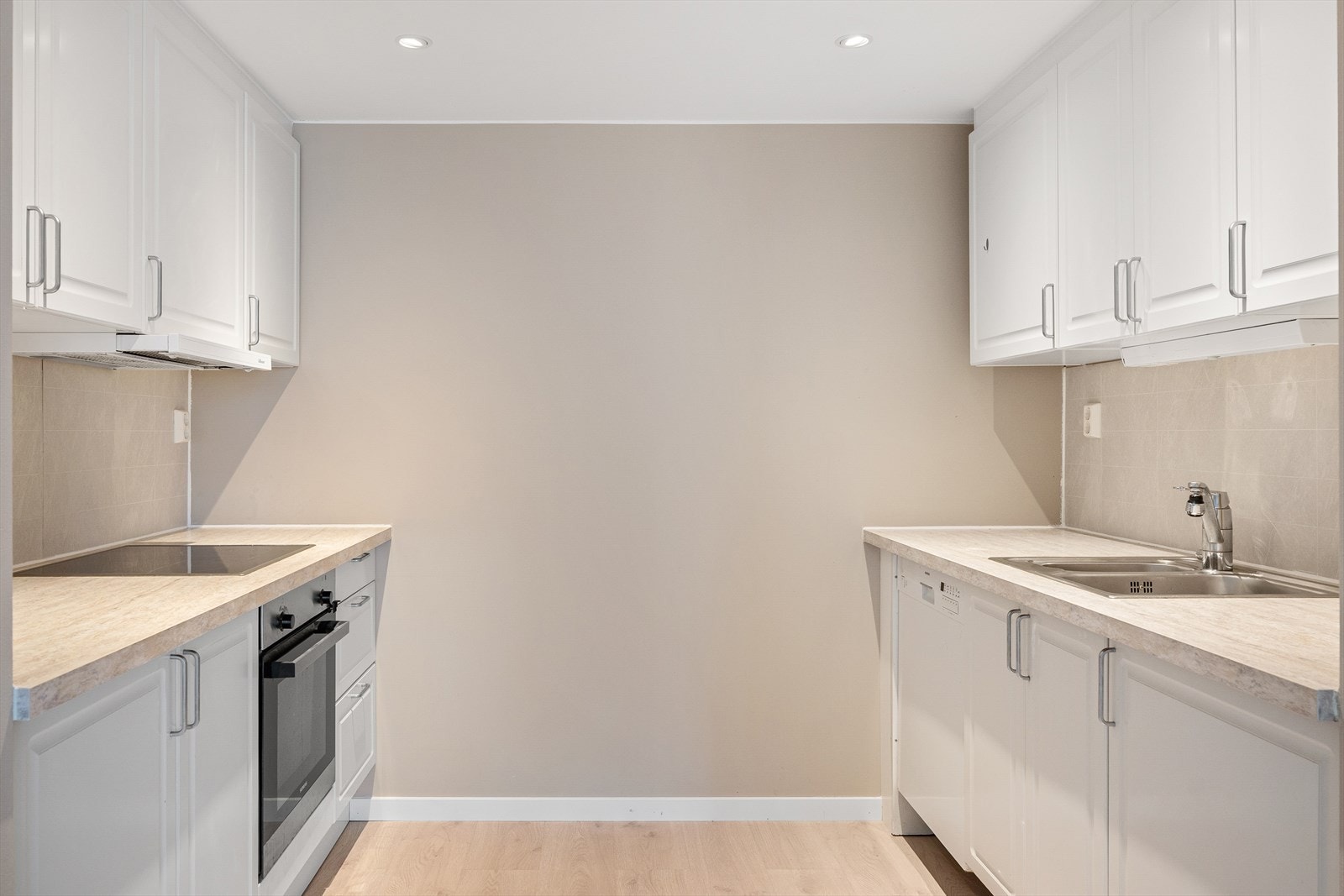 Kjøkkenet ligger i åpen løsning mot stuen, og bidrar til en sosial og praktisk planløsning. Galleribilde