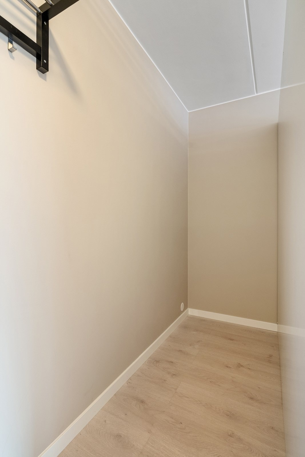 En smart løsning som gir ekstra lagringsplass og bidrar til å holde soverommet ryddig og funksjonelt. Galleribilde