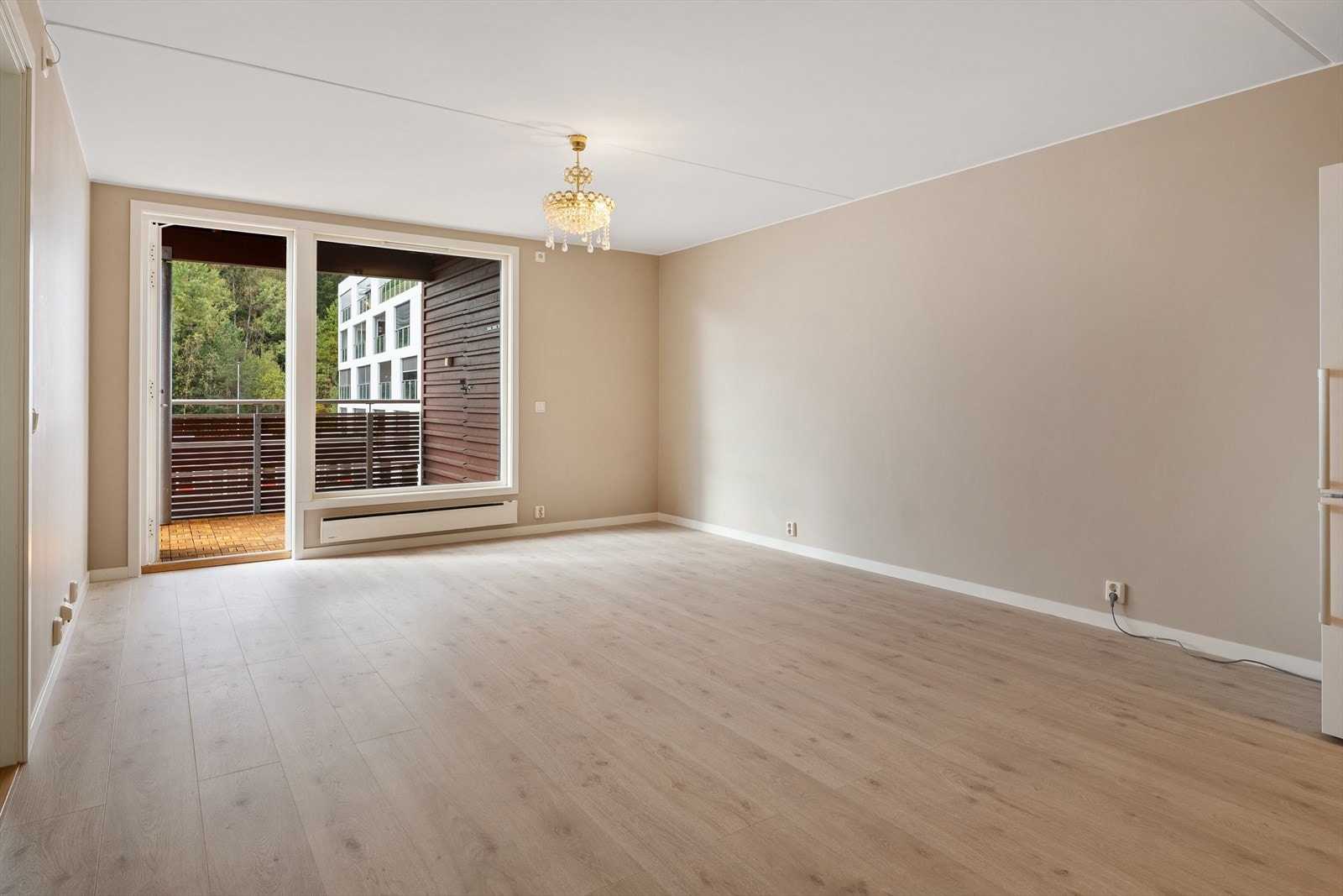 Stor og luftig stue med nøytrale, moderne fargetoner og store vindusflater som slipper inn godt med dagslys. Galleribilde