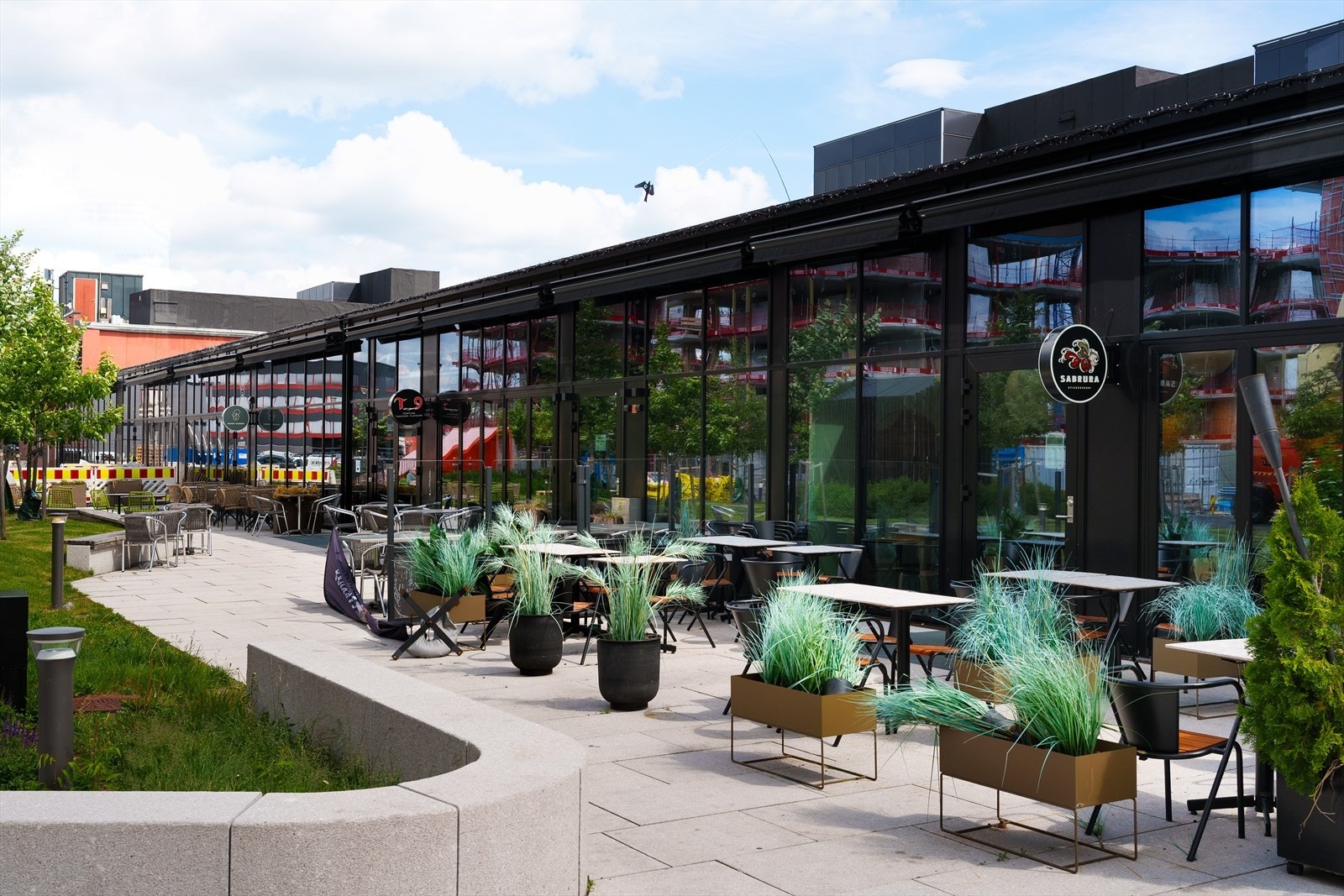 Triaden Storsenter, et moderne kjøpesenter med blant annet apotek, vinmonopol, variert shopping, matbutikker, restauranter, treningssenter, hotell med mer. Galleribilde