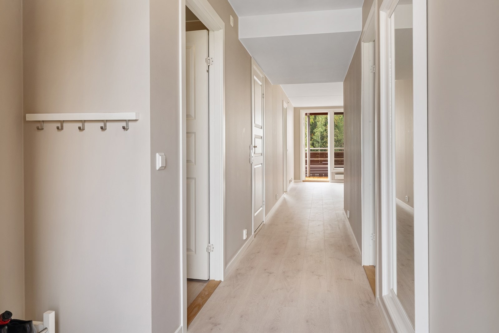 Leiligheten har en praktisk entré som gir et godt førsteinntrykk og binder de ulike rommene sømløst sammen. Galleribilde