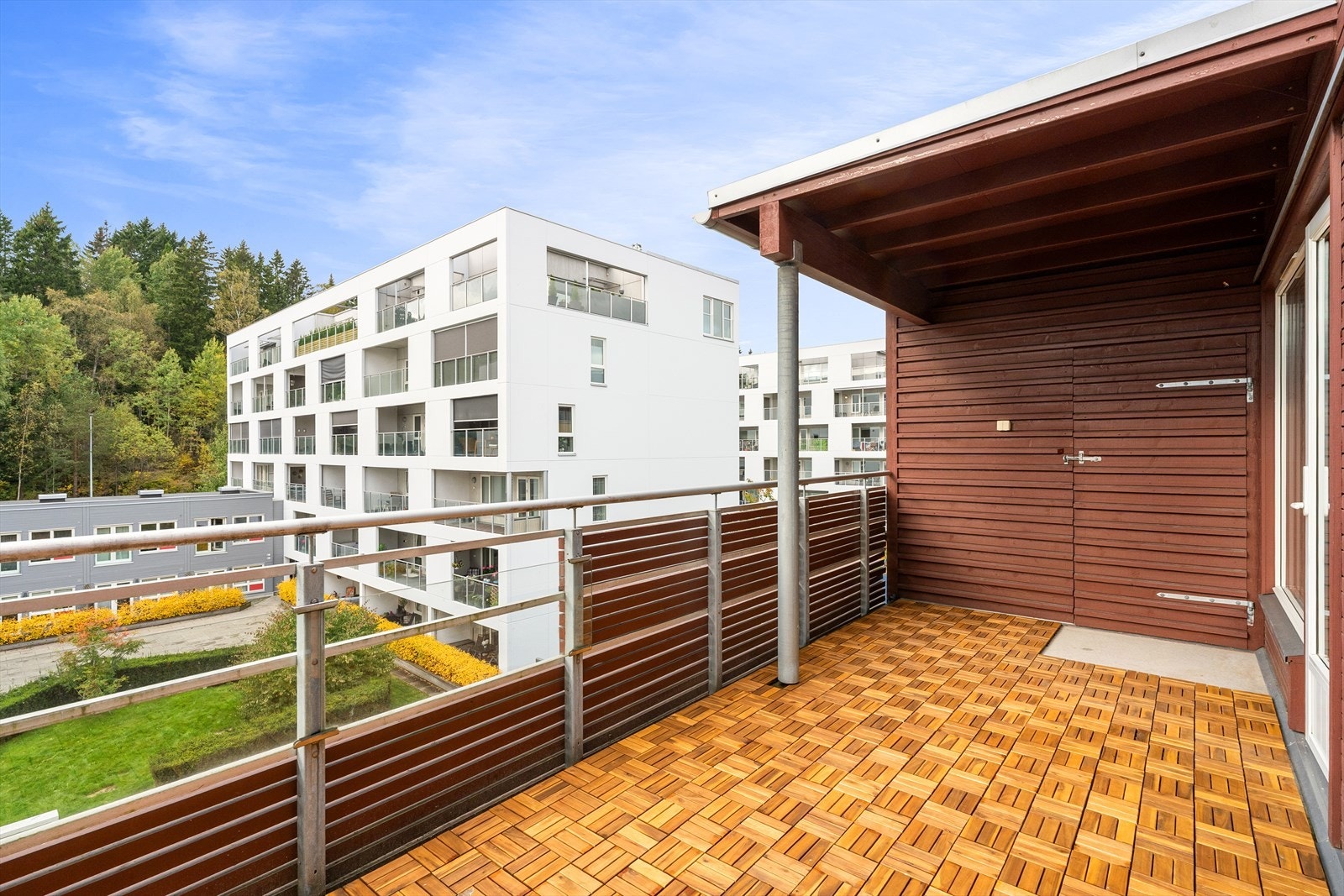 Her er det god plass til sittegruppe, loungemøbler og beplantning. Galleribilde