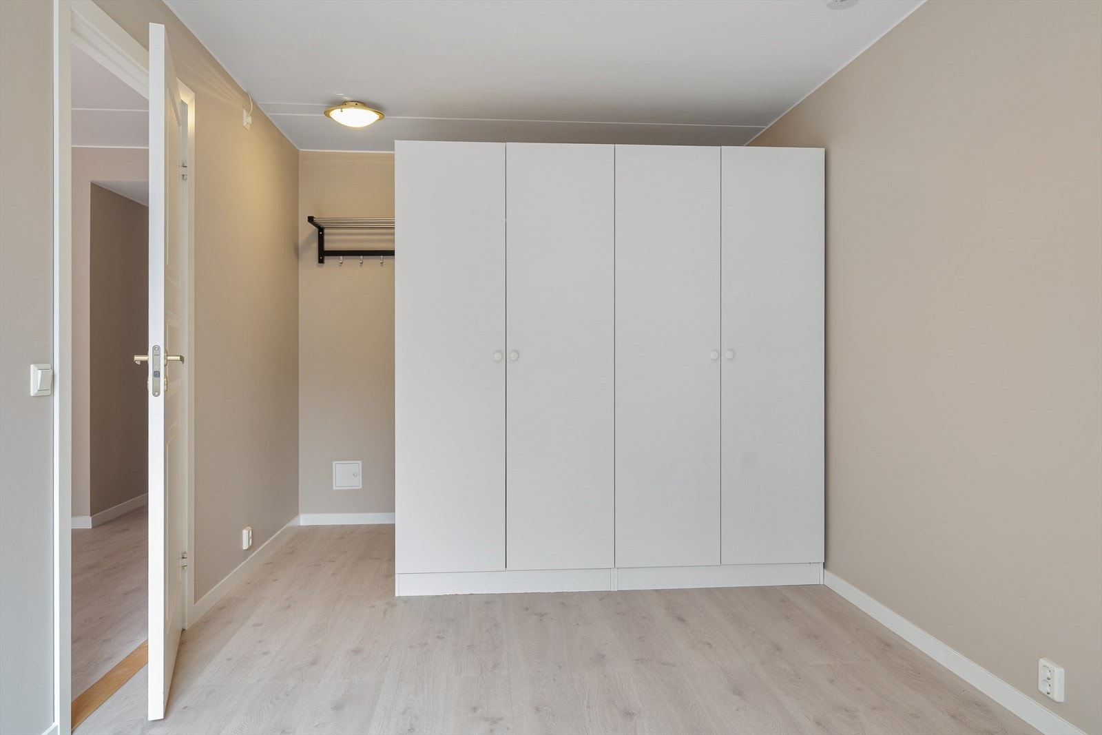 Garderobeskapet er plassert på en gjennomtenkt måte slik at det dannes et lite rom for oppbevaring bak skapet. Galleribilde