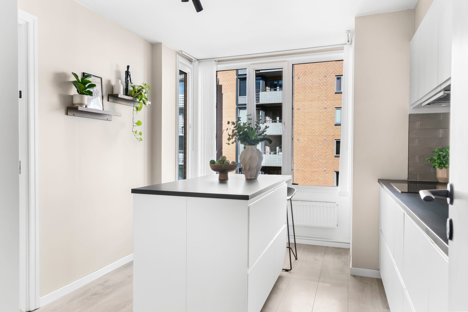 Den separate løsningen gir rommet en egen funksjon, og kjøkkenøya bidrar med ekstra benkeplass. Galleribilde