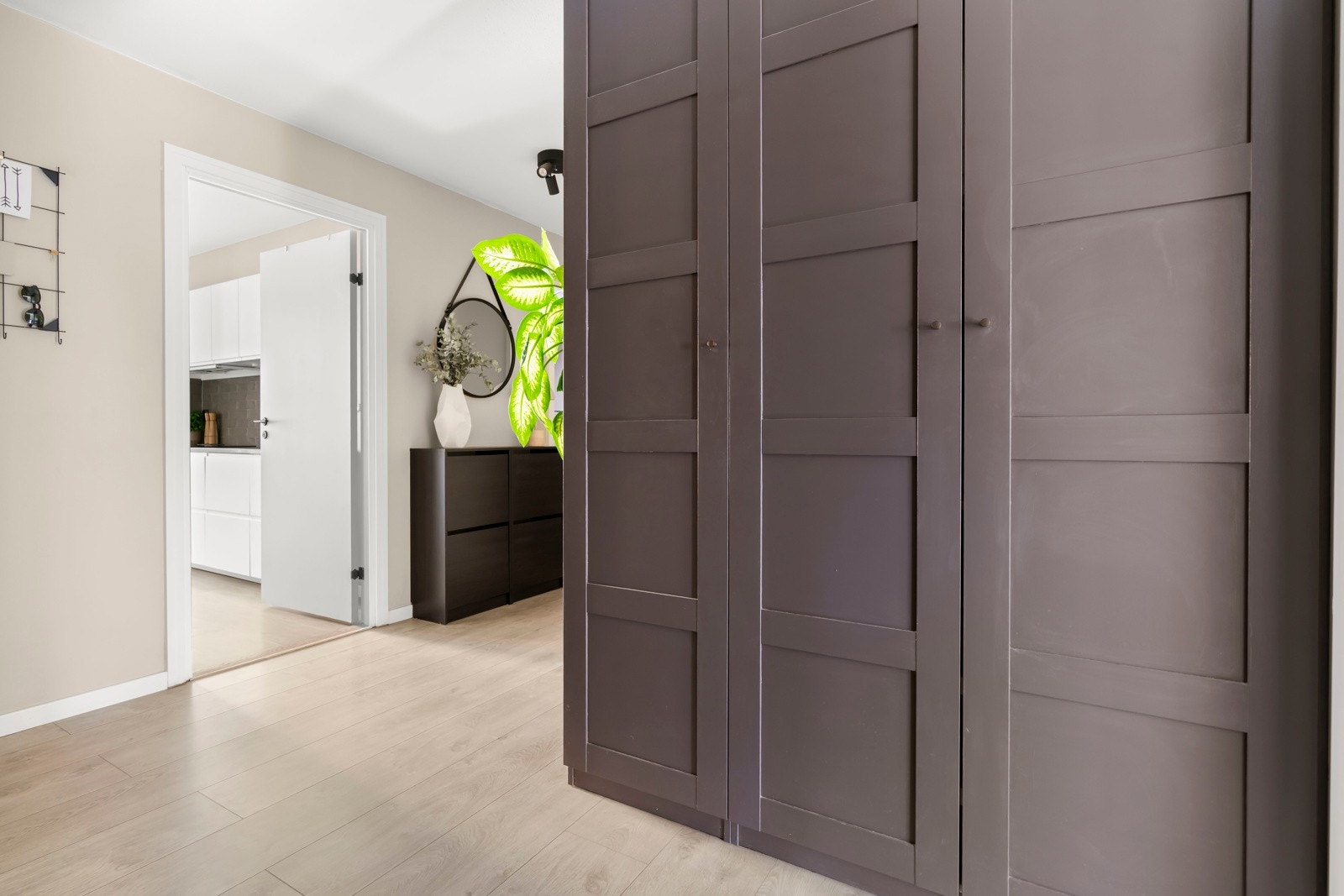 Entréen er svært romslig, med god plass til oppbevaring i garderobeskap. Galleribilde