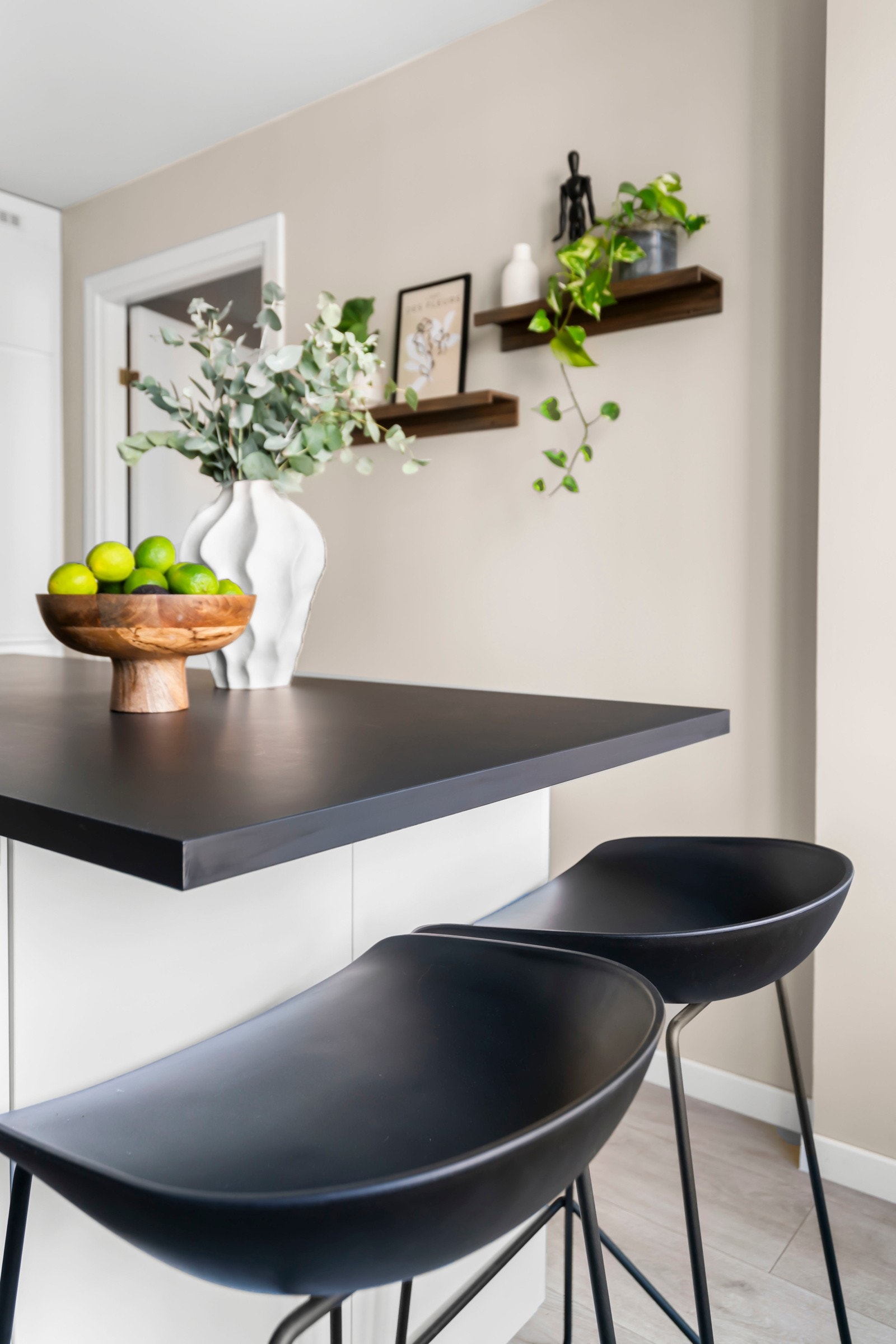 I enden av kjøkkenøyen er det plass til to barstoler, noe som bidrar til et sosialt og innbydende rom. Galleribilde