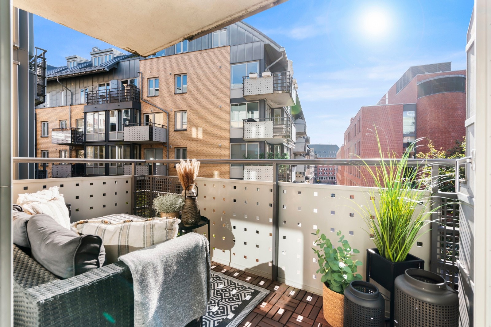 Stilren og lys 3-roms selveierleilighet med attraktiv beliggenhet på St. Hanshaugen. Leiligheten ligger luftig og fint plassert i 3. etasje. Galleribilde