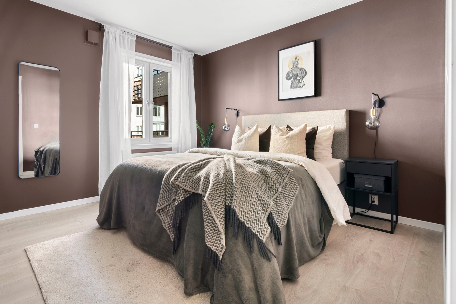 Romslig hovedsoverom med god plass til dobbeltseng samt tilhørende møblement. Galleribilde