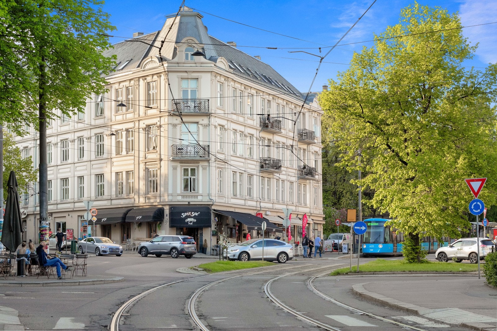 Området har et godt kollektivtilbud, med trikken kun 2 minutter unna, med bussene 21 og 37 i nærheten som tar deg til blant annet Nydalen, Jernbanetorget, Aker Brygge, Helsfyr, Sagene, Solli, Tøyen og Carl Berner. Galleribilde
