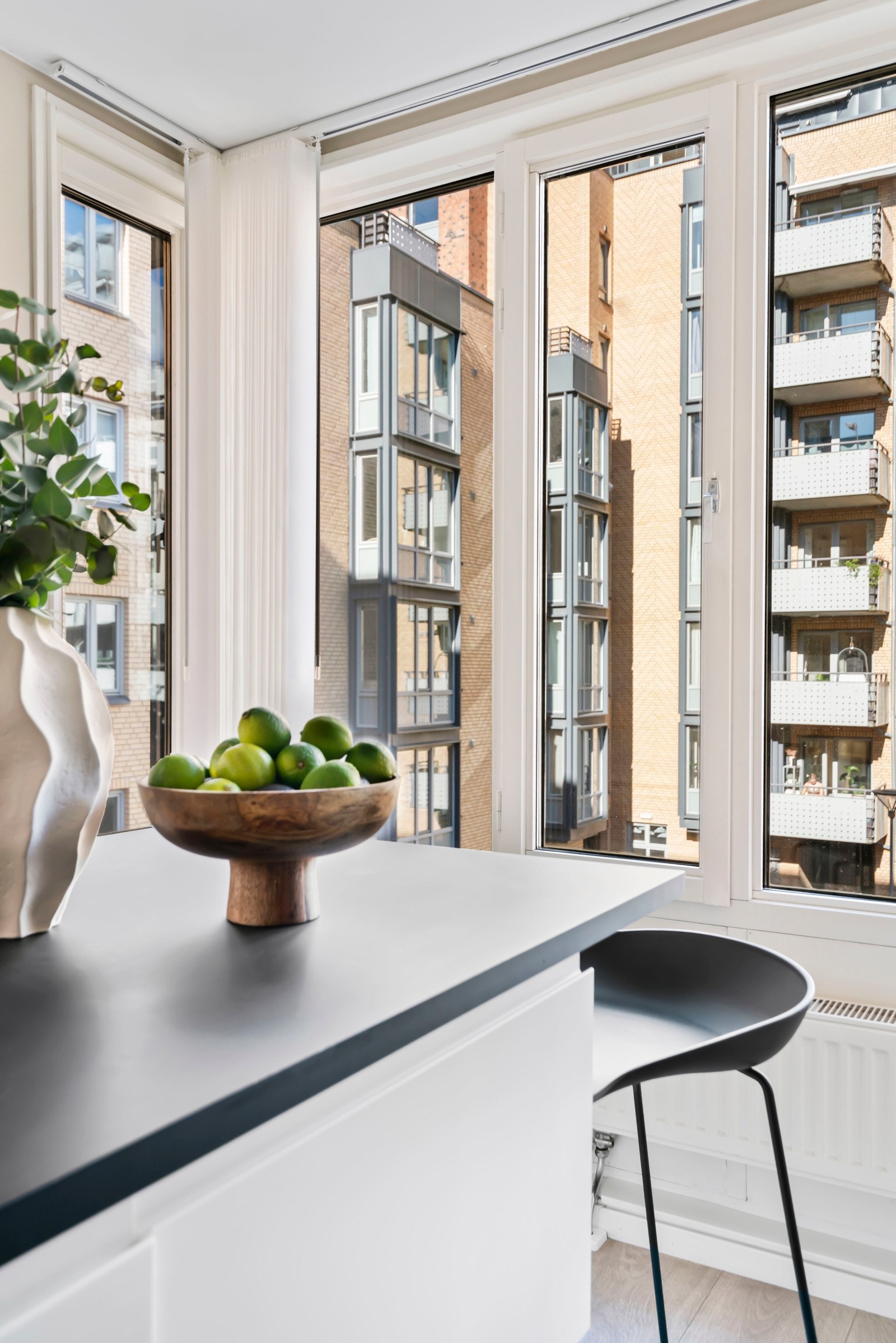 Store vindusflater som slipper inn rikelig med naturlig lys. Galleribilde