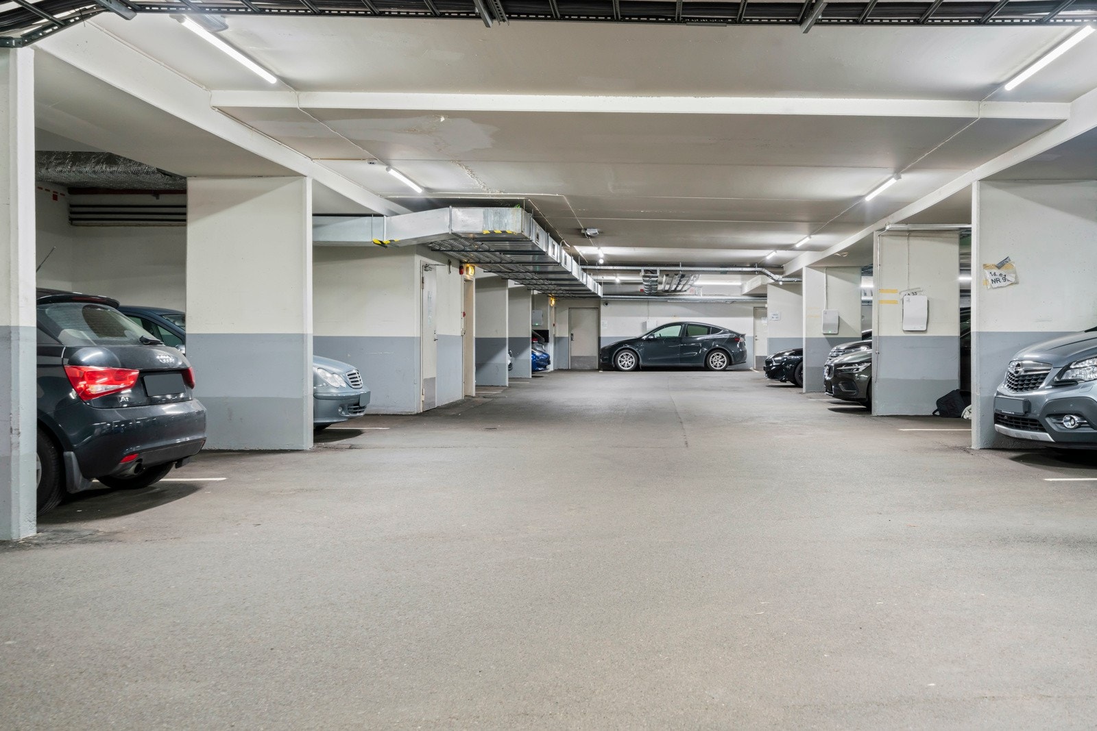 Selger leier i dag en parkeringsplass med lader (1 800 kr per måned), og det er også muligheter for både kjøp og leie av garasjeplass. Galleribilde