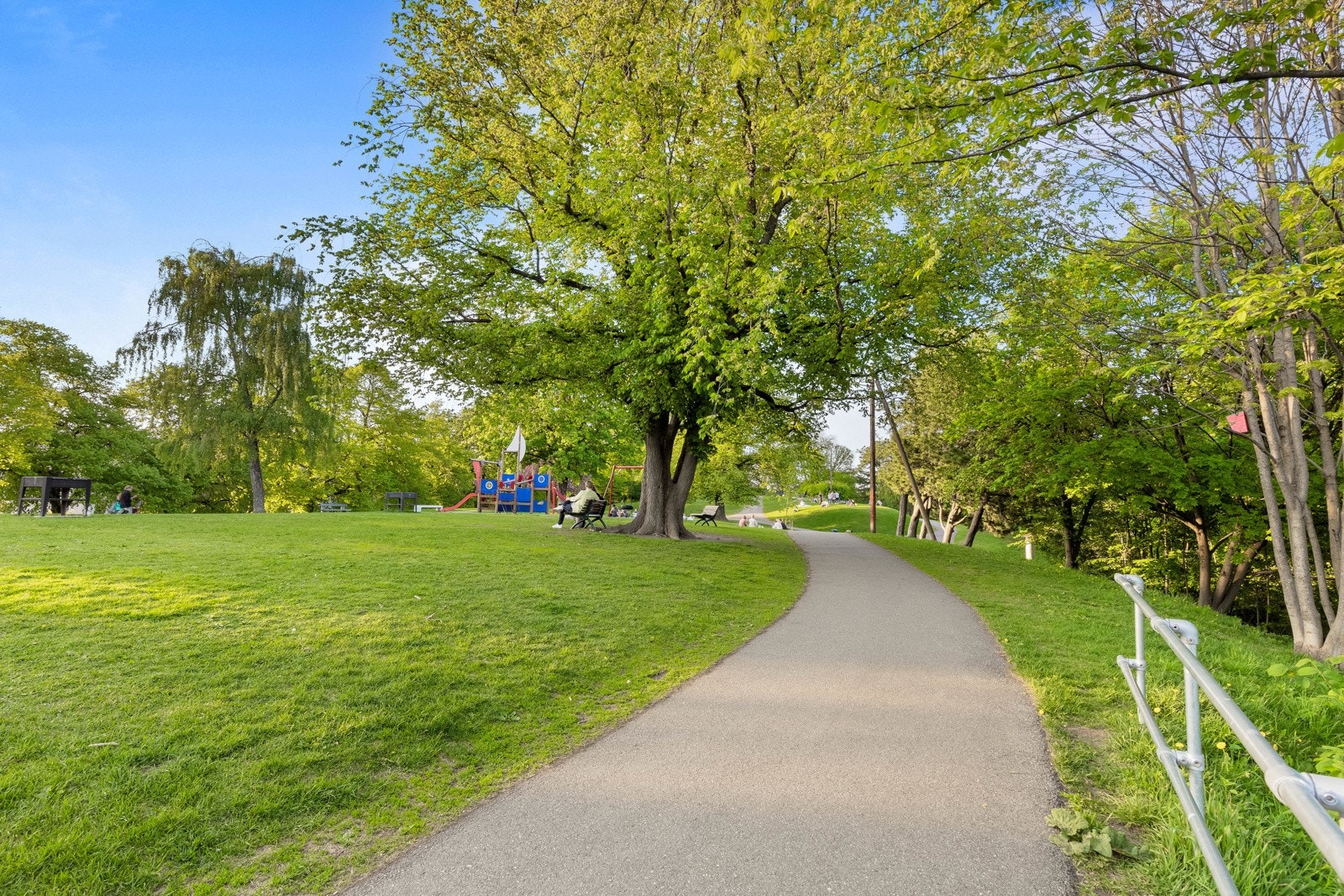 flere grønne lunger med aktiviteter sommer og vinter. Slottsparken ligger ca. 800 meter unna, og Stensparken og St. Hanshaugen park er få minutters gange. Galleribilde
