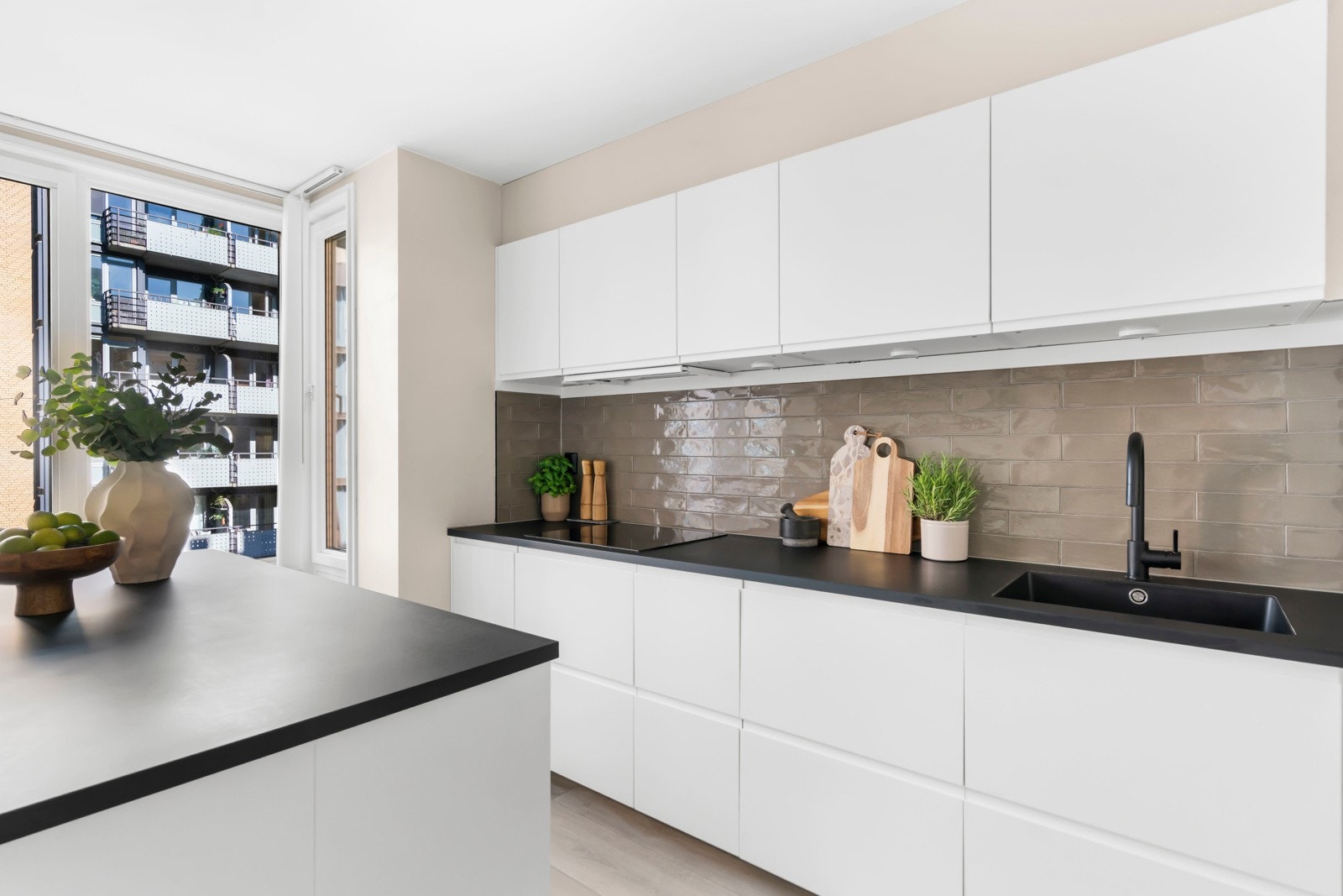 Lyst og stilrent kjøkken fra 2021. Galleribilde