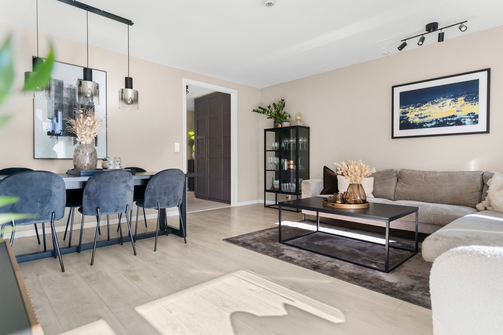 Rommet har god størrelse og rikelig med plass, noe som gir deg fleksible muligheter til å innrede etter eget ønske. Galleribilde