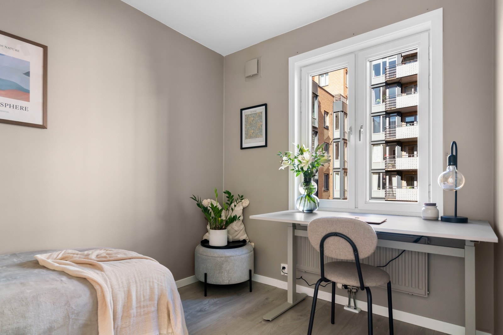 Stort vindu som slipper inn rikelig med naturlig lys med lyse fargevalg og god plass til enkeltseng samt tilhørende møblement. Galleribilde