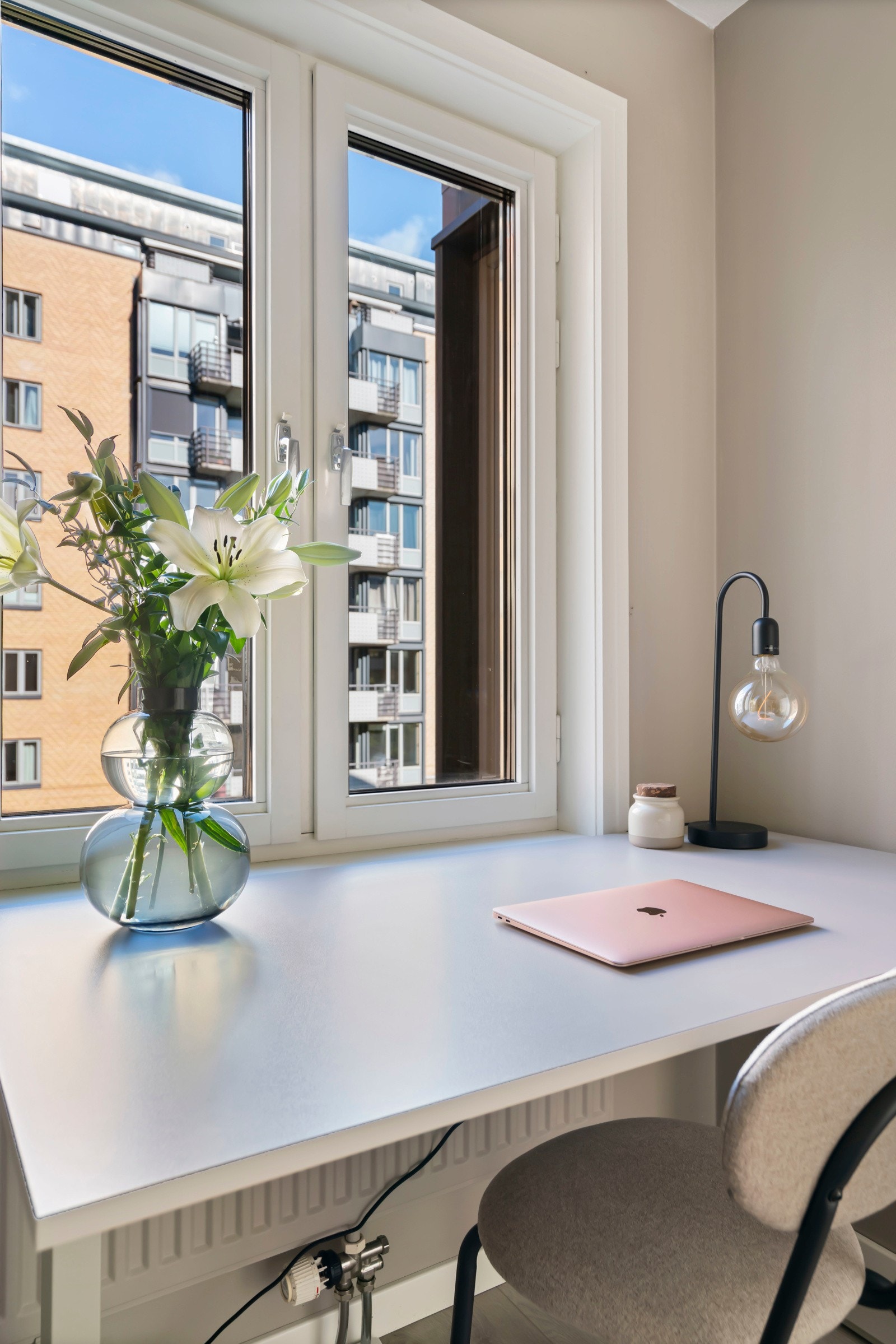 Leiligheten benytter soverommet også som hjemmekontor, med flott utsyn. Galleribilde