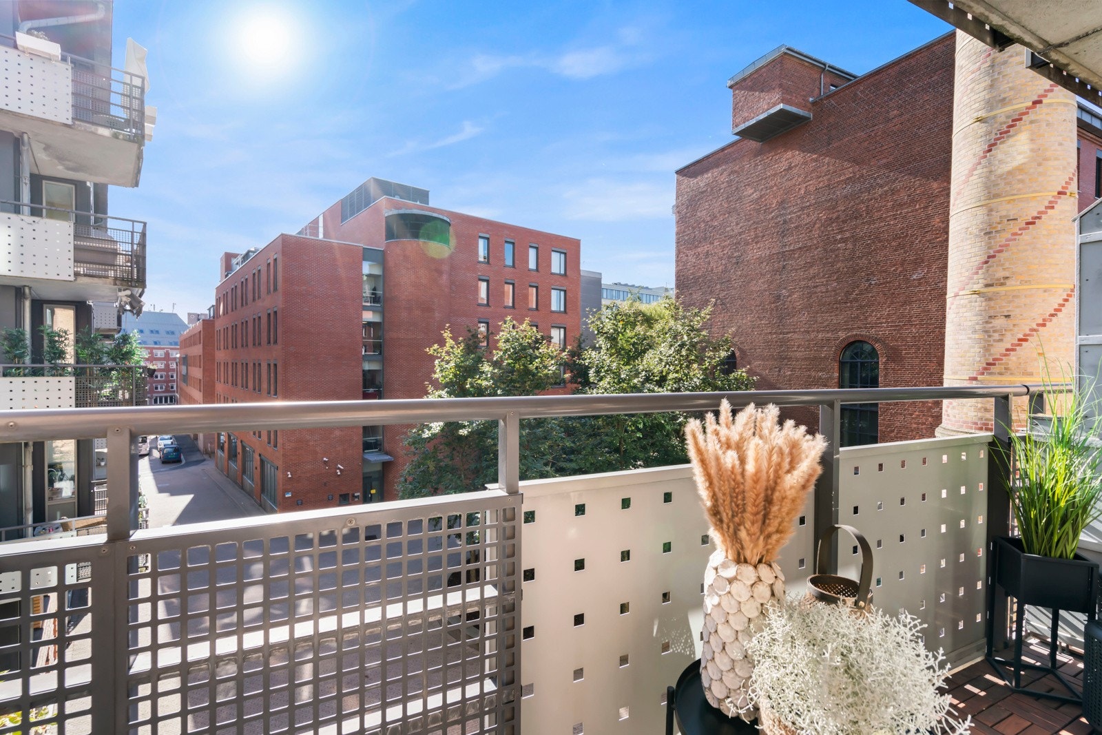 Sydvestvendt balkong med meget gode solforhold, med sol hele dagen om sommeren. Galleribilde