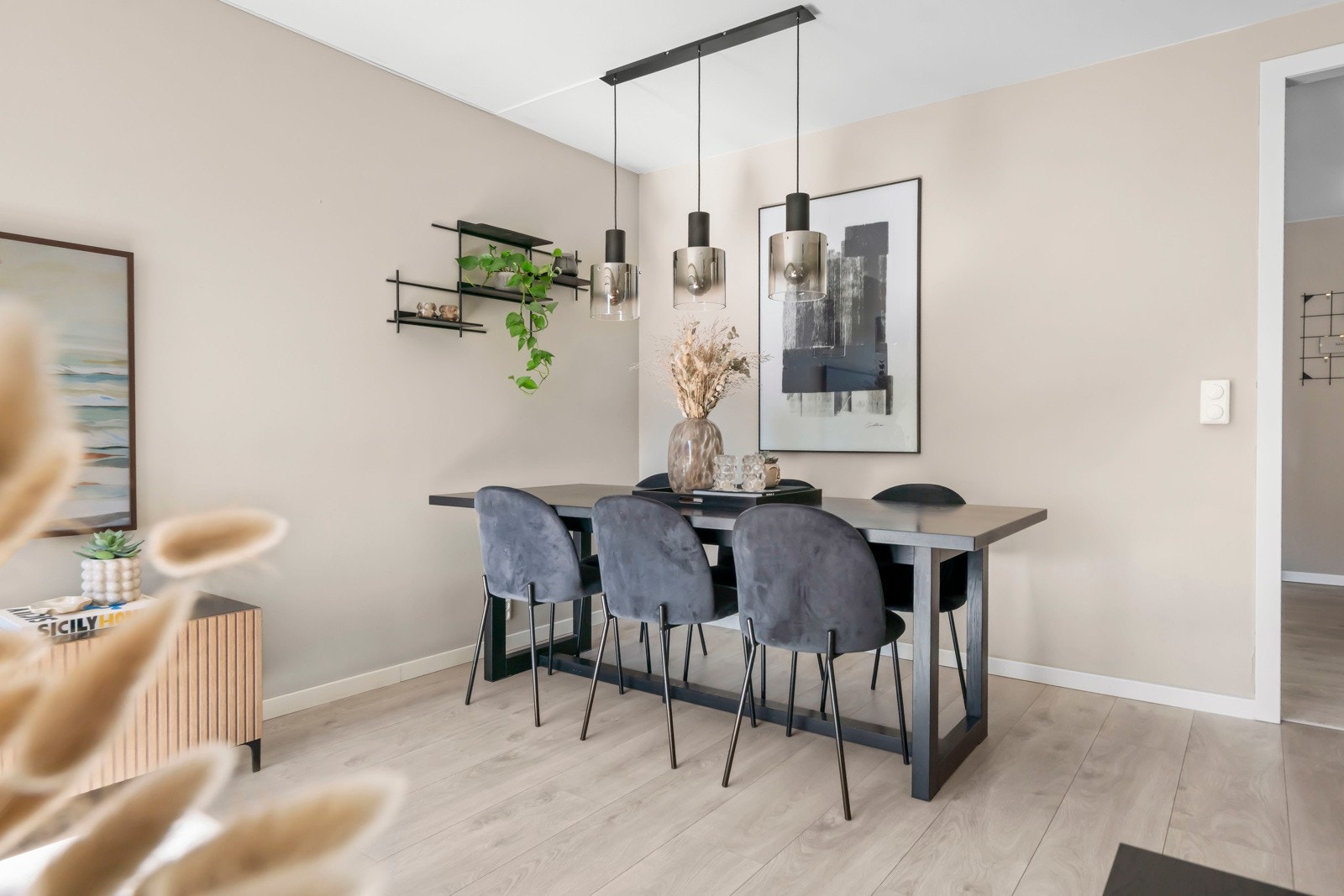 Rommet har plass til et stort spisebord, ideelt for sosiale sammenkomster. Galleribilde