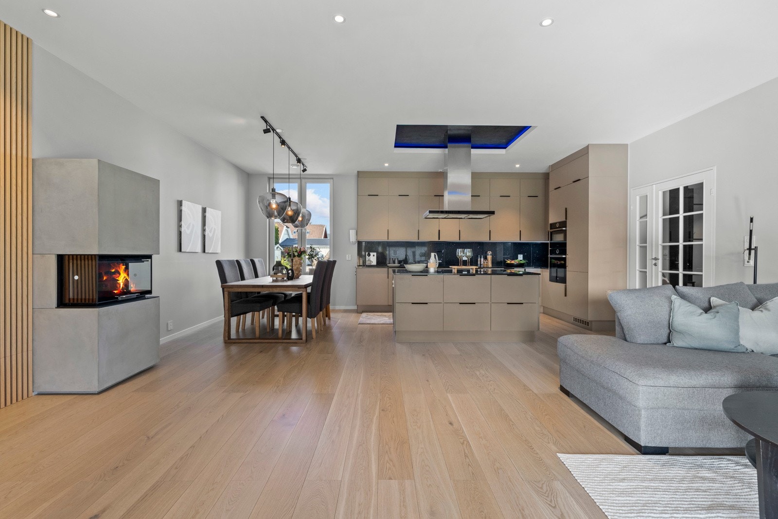 Stue/kjøkken. I rommet er det montert en peis med innsats som gir god varme på kalde vinterdager. Galleribilde