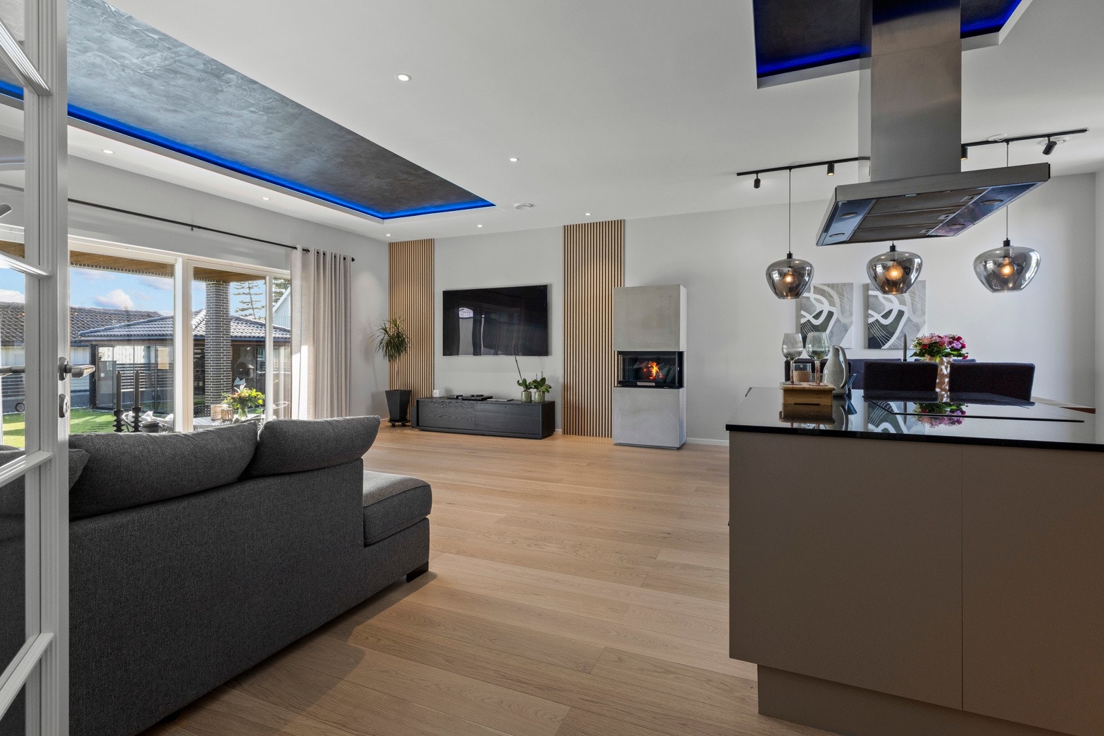 Stuen og kjøkkenet ligger i en åpen løsning. Galleribilde