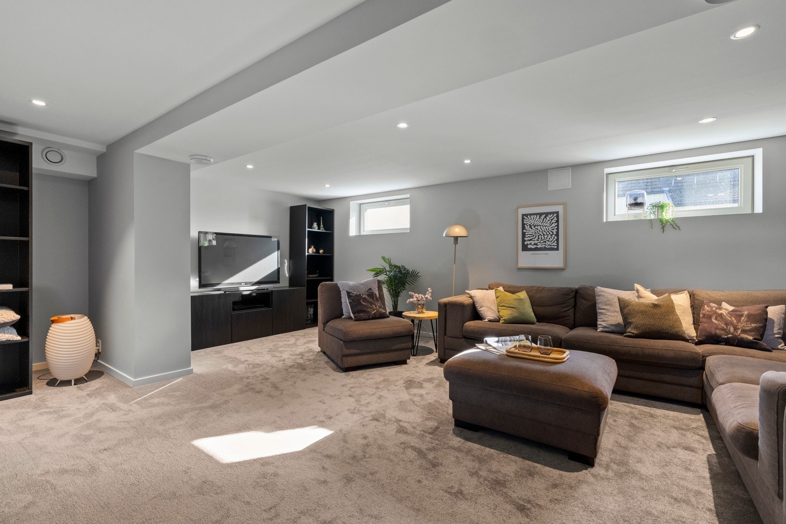 I kjelleren er det et innredet rom. Vinduene i rommet tilfredstiller ikke kravet til rømningsvei/lysinnslipp som er et krav for at rommet skal være godkjent for varig opphold/hoveddel. Galleribilde