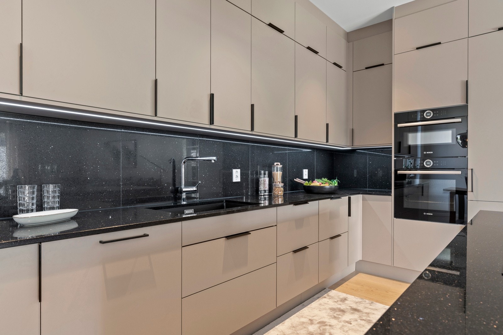 Videre har kjøkkenet integrert mikro, oppvaskmaskin, kjøleskap, stekeovn og induksjon platetopp. Komfyrvakt og waterguard er montert. Galleribilde