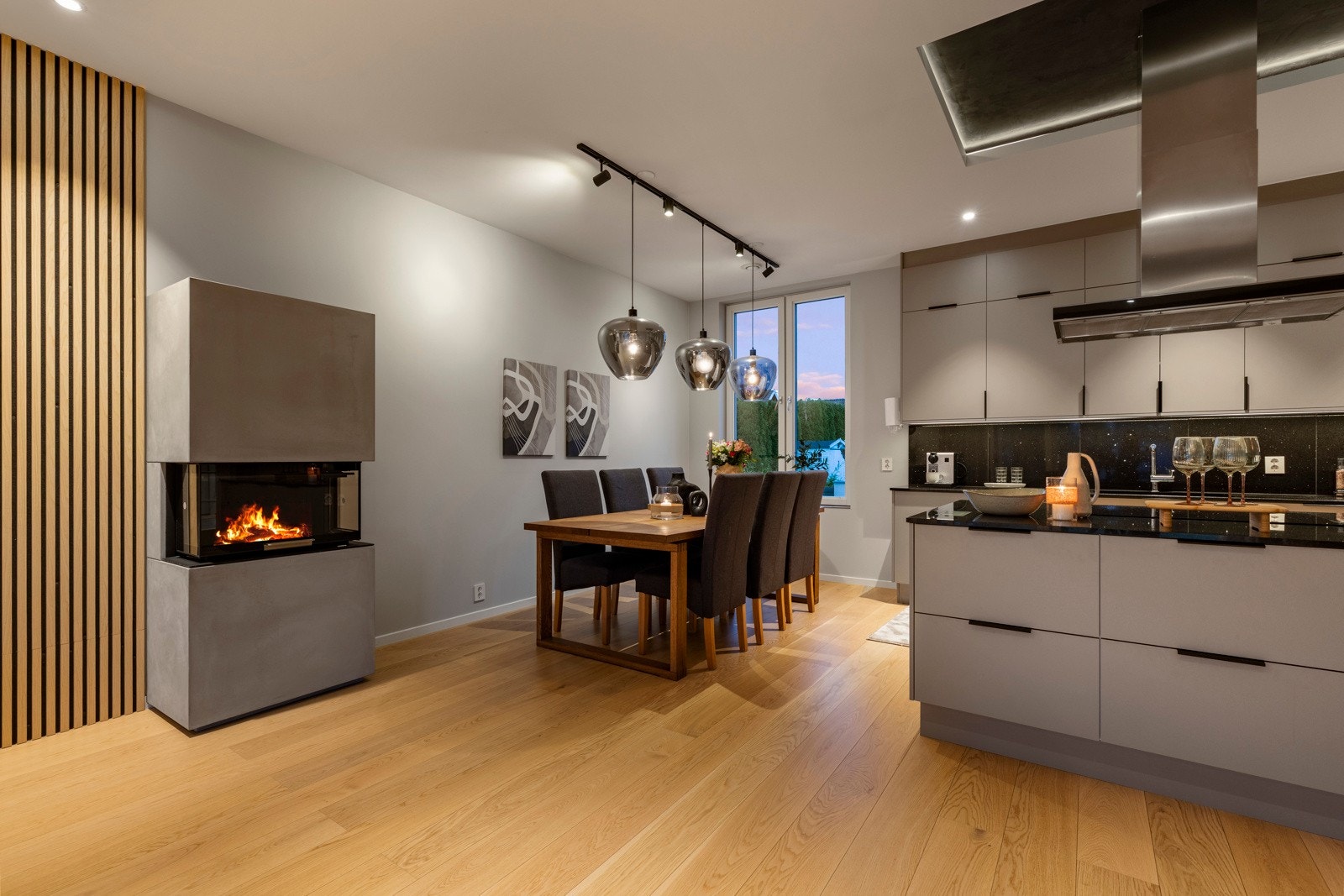 Ved kjøkkenet er det god plass til en spisestue. Galleribilde