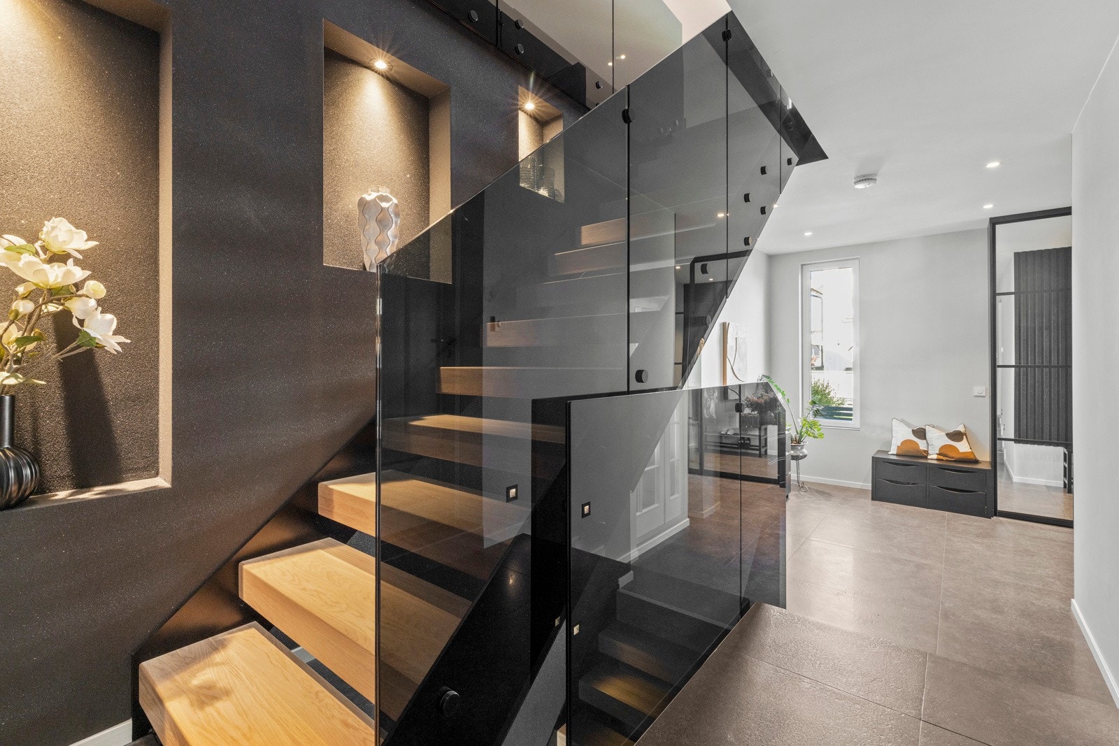 Trappen som binder 1. etasje og 2. etasje er en stilfull ståltrapp med eiketrinn, og rekkverk i glass. Galleribilde