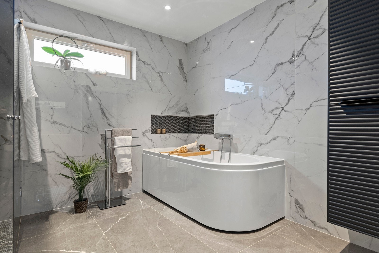 På badet er det også et boblebadekar. Galleribilde