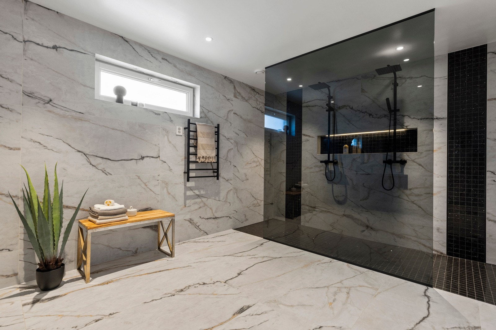 Badet har også dobbeldusj bak dusjvegg i herdet glass. Galleribilde