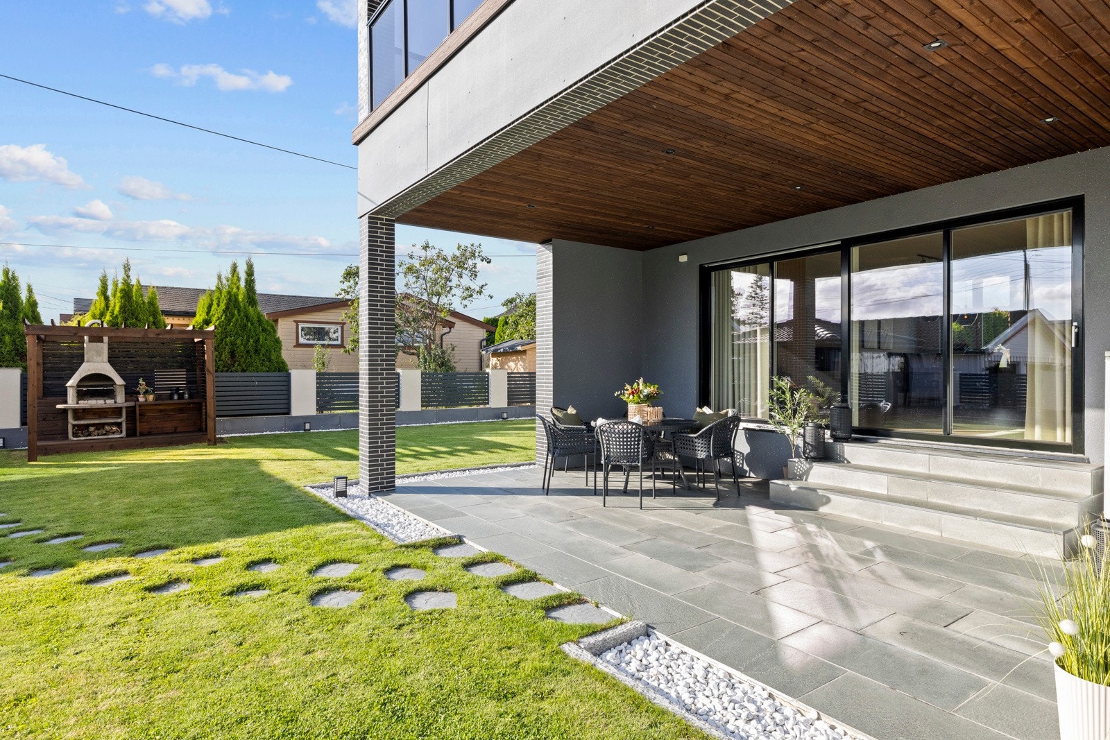 Fra stuen er det utgang til en skiferbelagt uteplass, og videre adkomst til eiendommens hage. Galleribilde