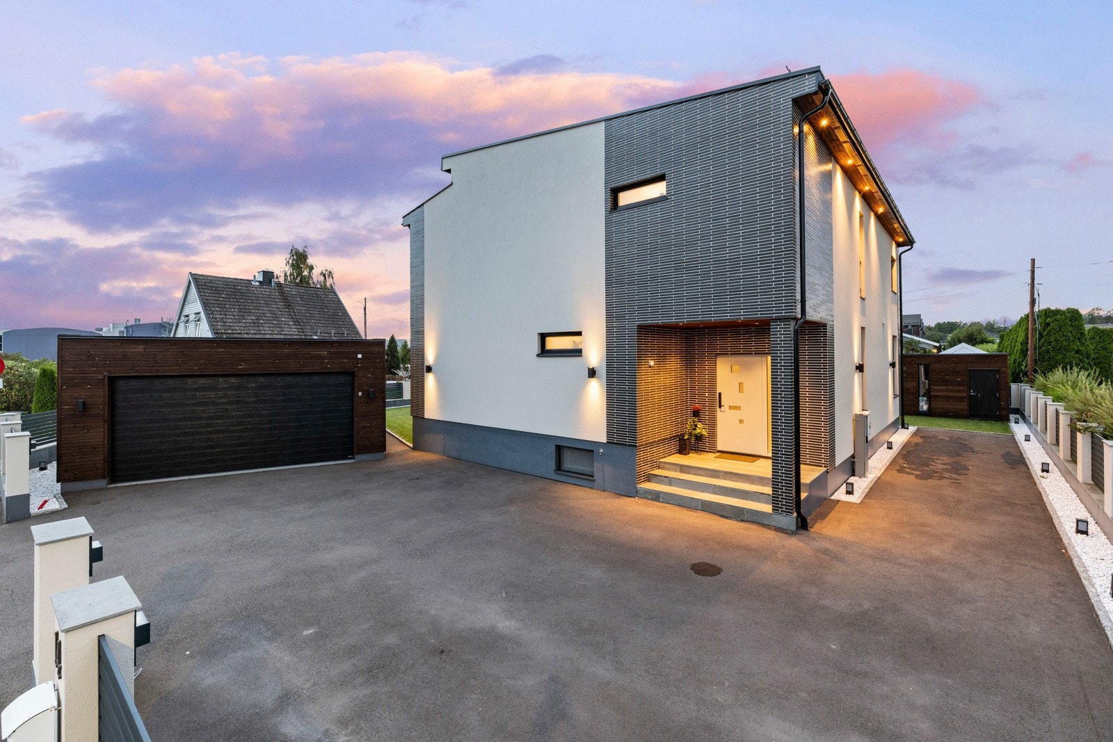 Eiendommen er pent opparbeidet. Det er parkering i en dobbeltgarasje. I tillegg er det mange biloppstillingsplasser på en asfaltert gårdsplass. Galleribilde