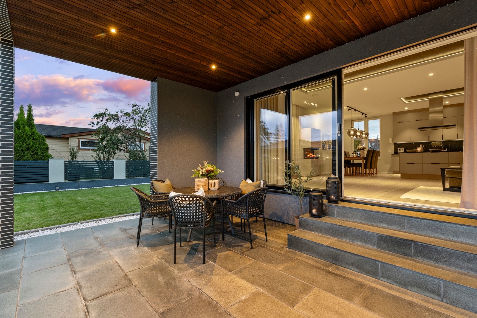 Fra boligens stue er det utgang til denne skiferbelagte uteplassen som er overbygd. Galleribilde