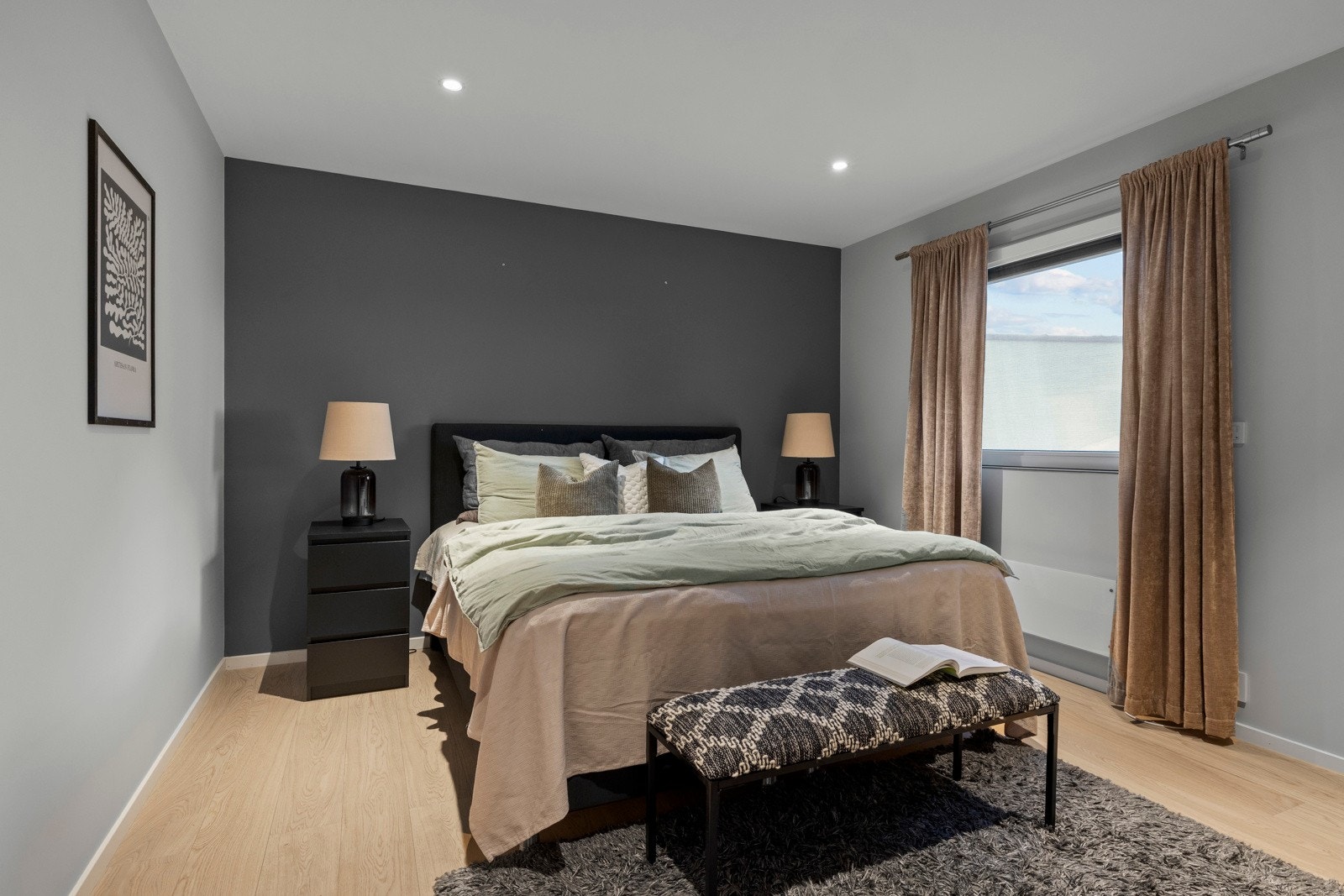 Det er totalt 4 soverom i boligen. Dette er soverom 1. Galleribilde